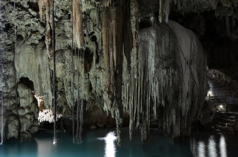 멕시코 유카탄 동굴 호수와 석순 종류석