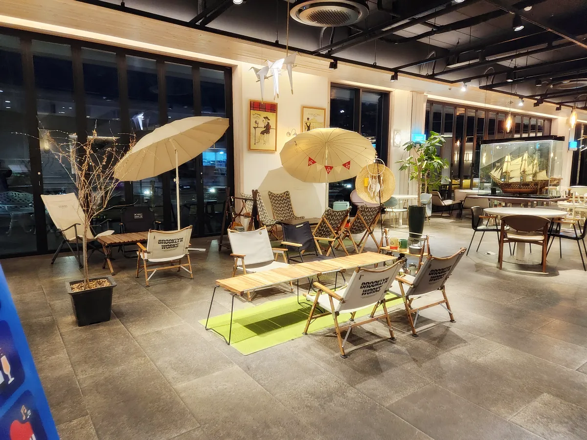 캠핑-분위기-카페-내부