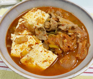 돼지고기 김치찌개 레시피: 간단한 삼겹살 김치찌개 끓이는 법