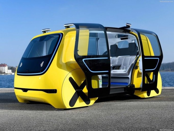 미래의 전기차 사진으로 노란 버스로 되어있다