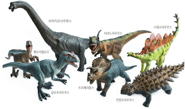 다양한 공룡들이 전시된 사진