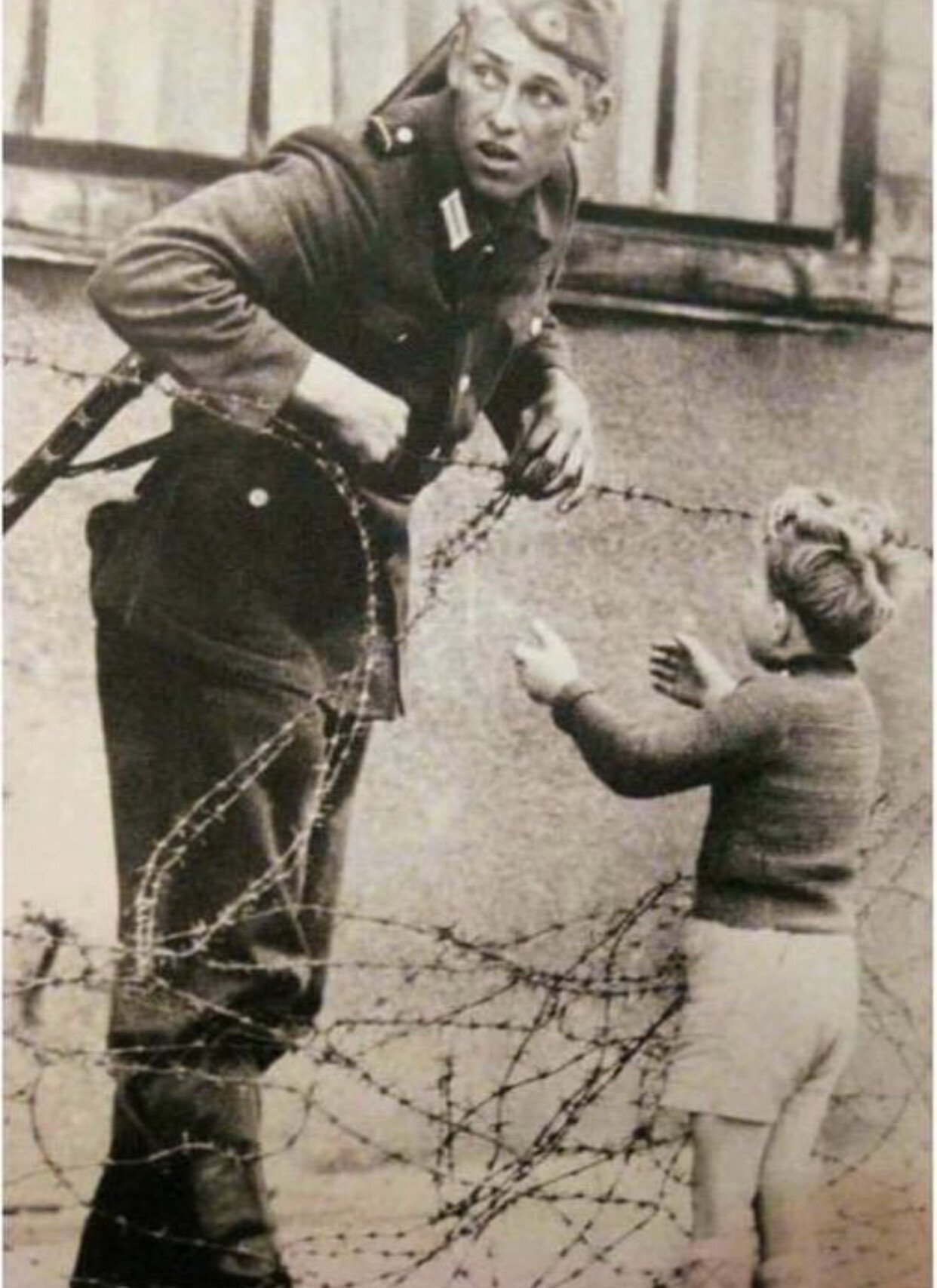  명령 위반중인 동독 군인 사진.jpg