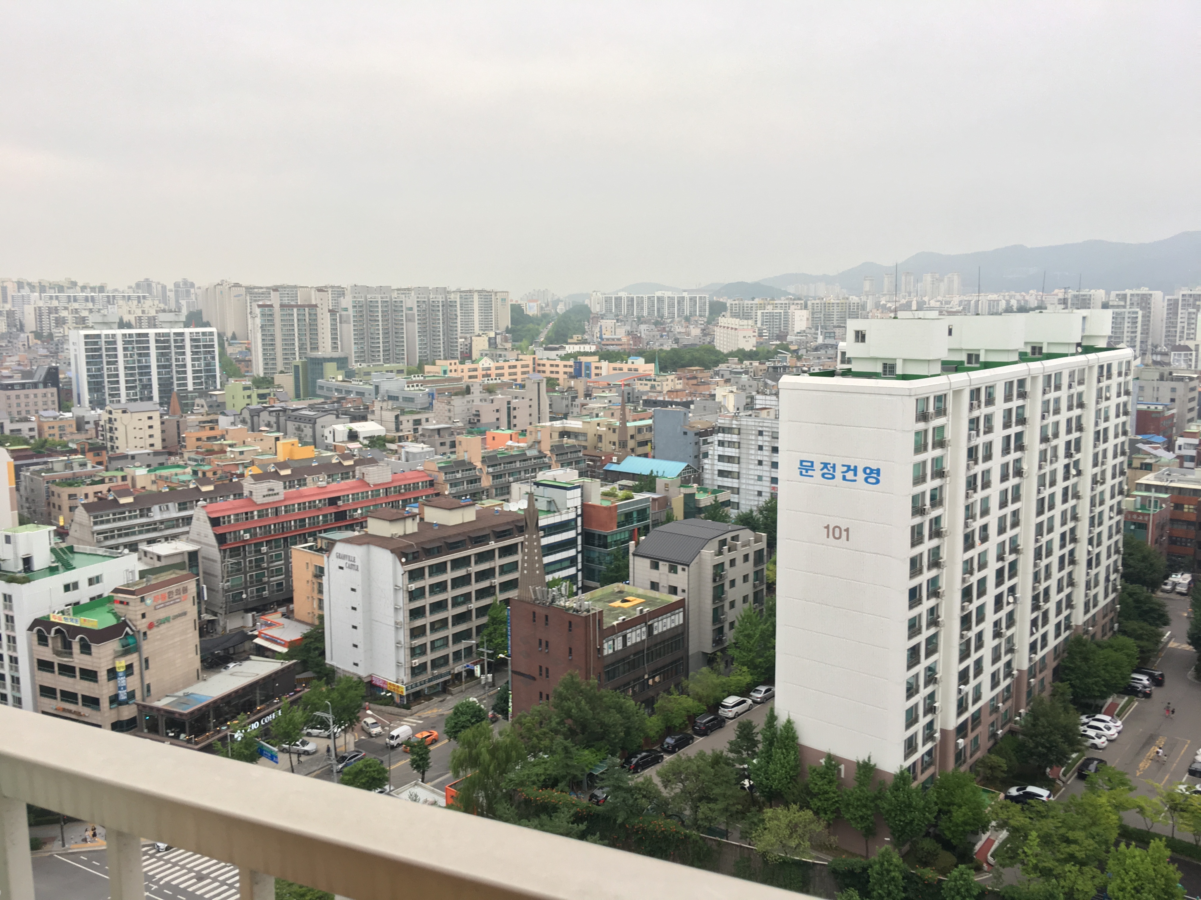 파크하비오 50G 타입에서 바라본 문정 건영아파트와 빼곡히 자리 잡은 작은 다세대 빌라, 주택