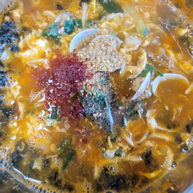 장칼국수가_그릇에_담겨있는_장면