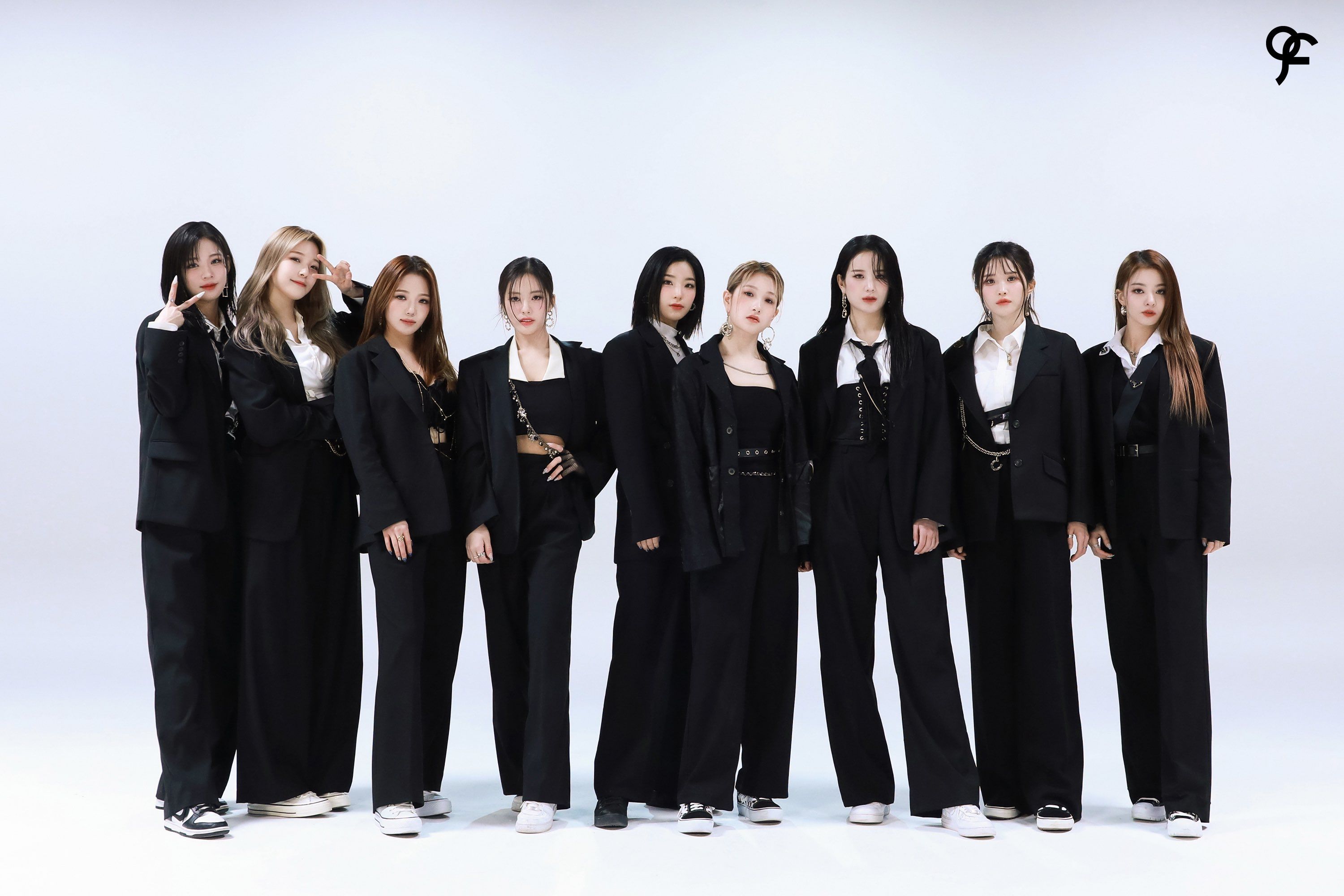  프로미스나인 블랙정장 화보 촬영 사진