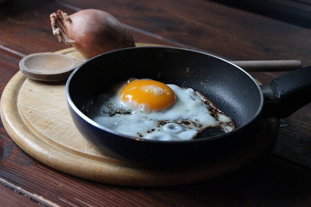 프라이팬에 요리된 계란후라이