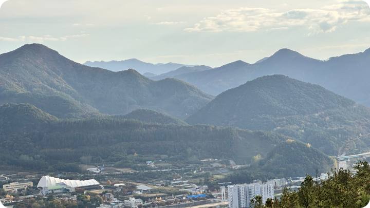 멀리 산 들이 보인다