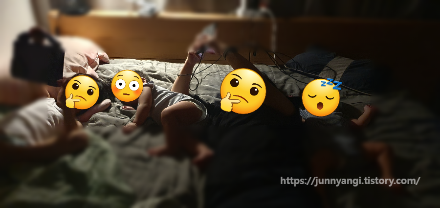 337일 아들 셋 아빠의 육아일기, 아이들이 이렇게 침을 많이 흘릴 수 있다니? 10개월 쌍둥이들 - 2. 오늘의 아이들 침대에 누워있는 아이들과 와이프