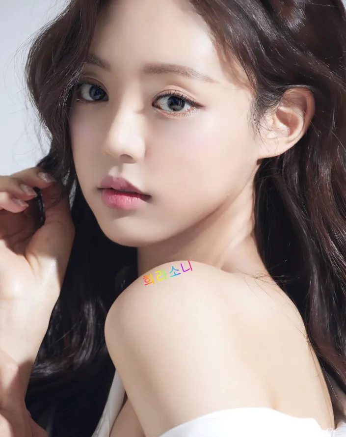 솔로지옥3 출연자 유시은 프로필 사진. 어깨가 드러난 흰 원피스를 입고 있다.