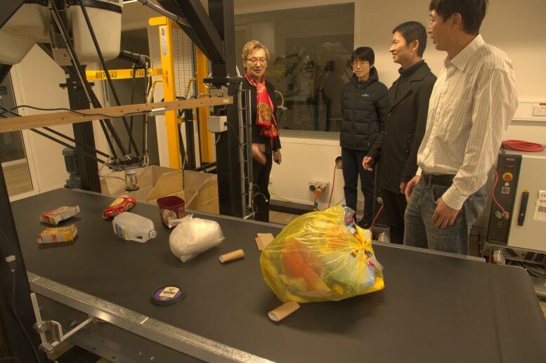  분류하기 어려운 소프트 플라스틱 분리 AI 로봇  AI-Powered Recycling Robot Could Help Solve Plastic Waste Crisis ㅣ VIDEO: This Recycling Robot Uses AI To Recycle Better