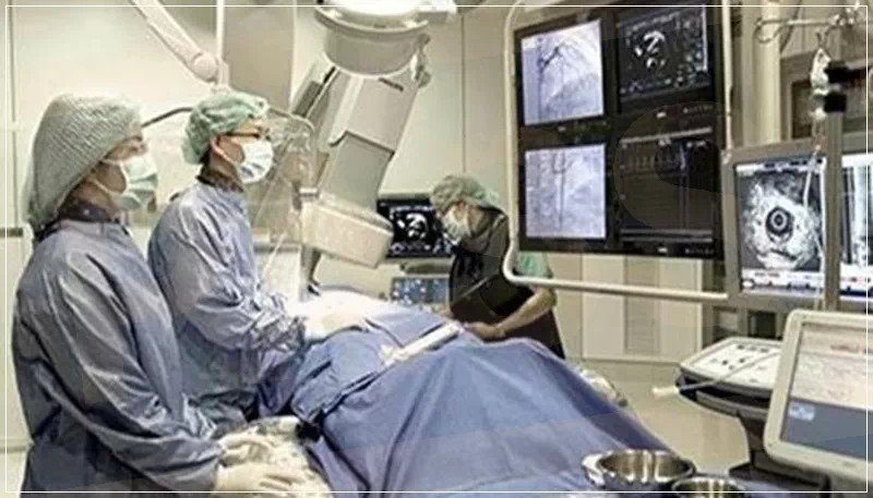 수술복을 입고 수술중인 의사들