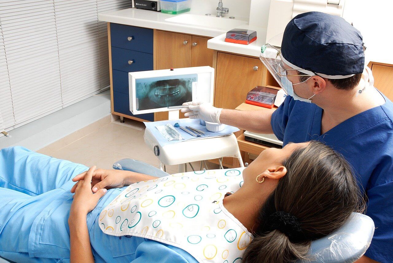 치과에서 엑스레이를 보며 상담을 받고있는 사진