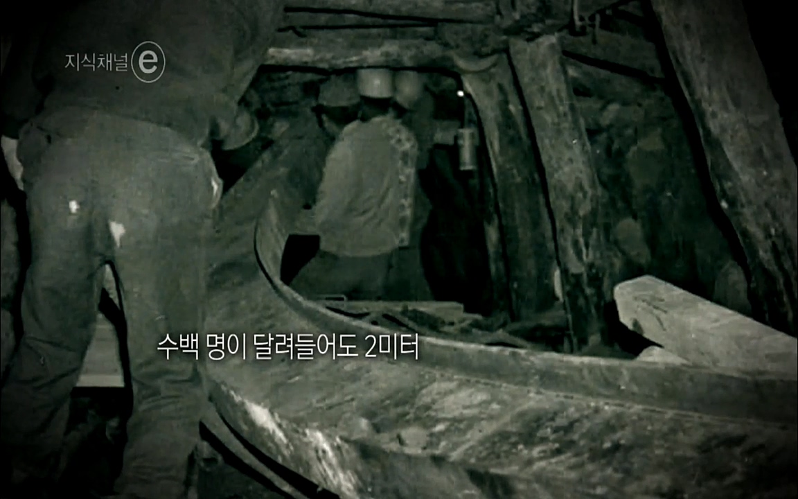 지식채널-e모두의 도로길 위, 누군가의 삶은 멈추었고 세상은 빨라졌다.mp4_20220506_210003.699.jpg