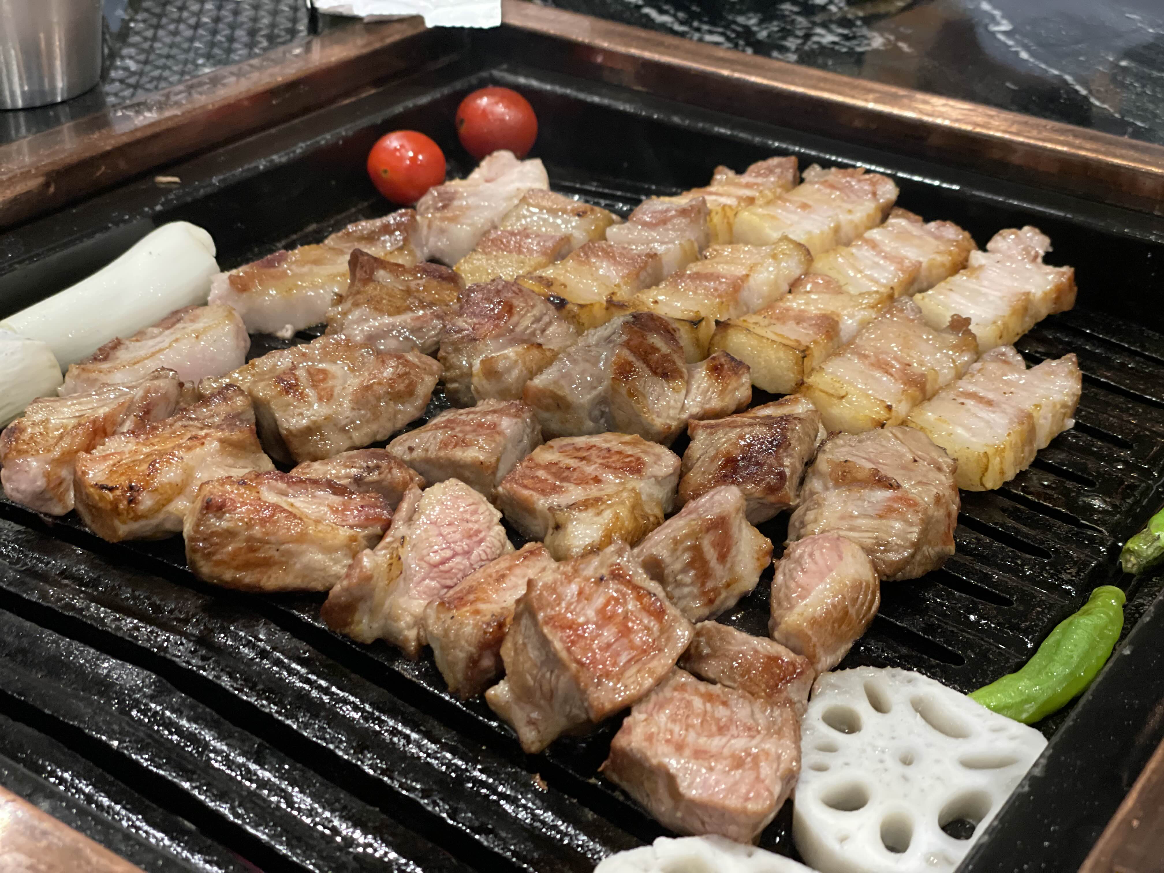 구워지고 있는 고기들과 야채들