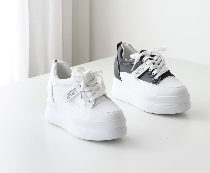  굽이 있는 5cm 스니커즈
