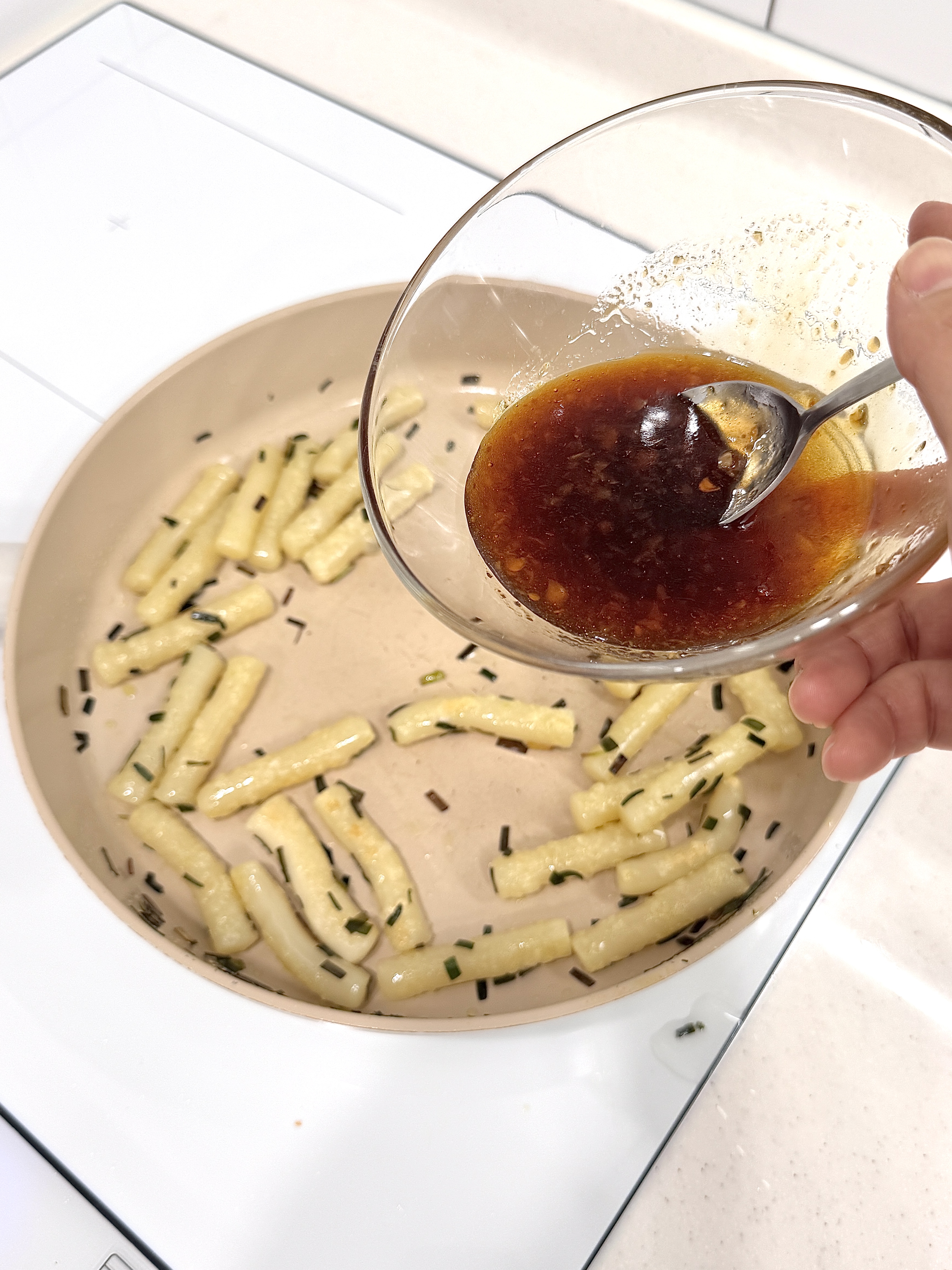 간장기름떡볶이 소스 붓기