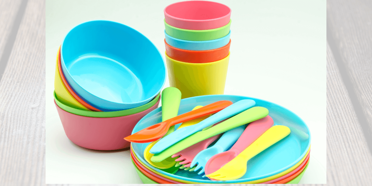 이유식 준비물에 대한 설명으로 형형색색의 포크와 나이프 유아용 그릇들이 배치되어있다