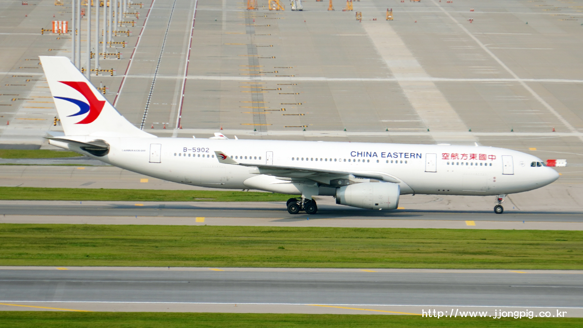 China Eastern Airlines B-5902 Airbus A330-200
