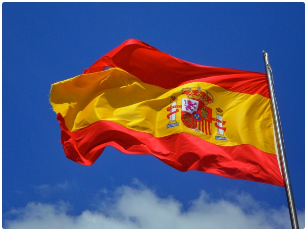푸른 하늘 배경 - 큰 스페인 국기 - 펄럭이는