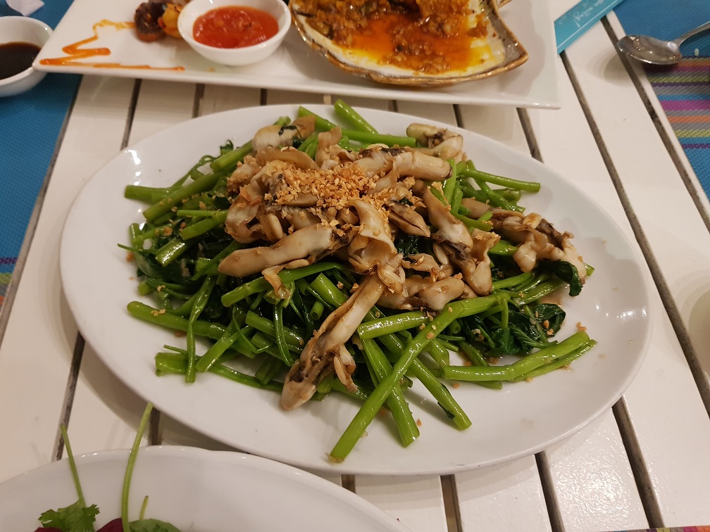 베트남 관광 붕따우 해산물 요리 전문점 La Sirena - 맛조개 공심채 볶음(Oc Mong Tay Rau Muong)
