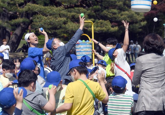  어린이날. 모든 사람들의 공감대는 어린이 시절이다. 어린이는 옳고 그름, 불법과 정의의 기준이다!