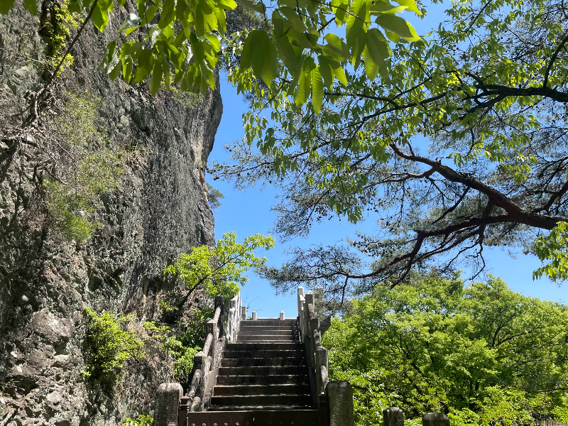 군위 아미타여래삼존 석굴 계단
