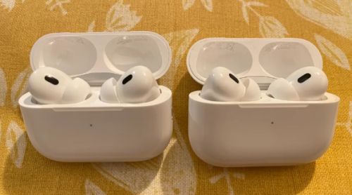 새로운 USB-C 케이스가 장착된 AirPods Pro 2(왼쪽)와 원래 Lightning 케이스(오른쪽).(이미지 출처: What Hi-Fi?)