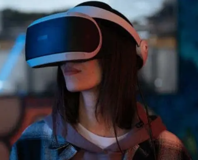 여성이 Meta VR을 착용한 모습