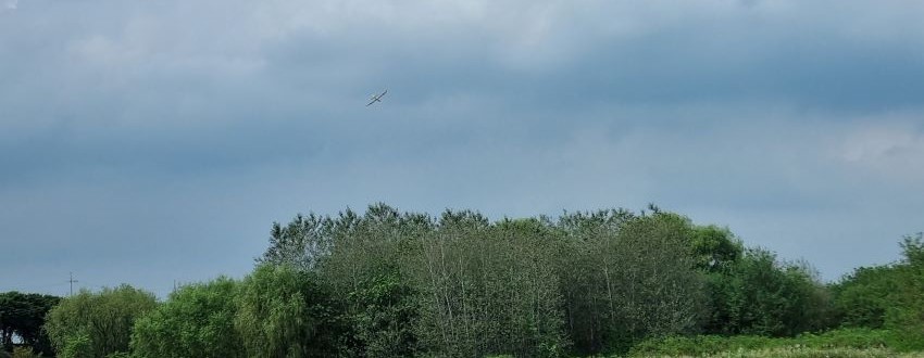 회색하늘에 떠오른 RC 모형비행기 1&#44;
