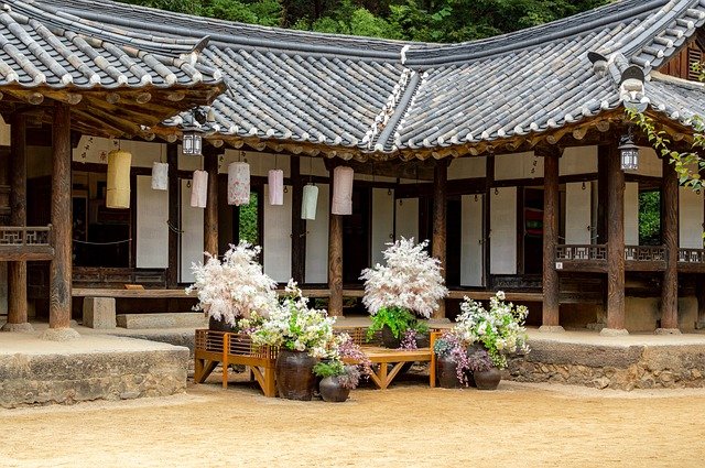 한국-전통-기와집과-꽃