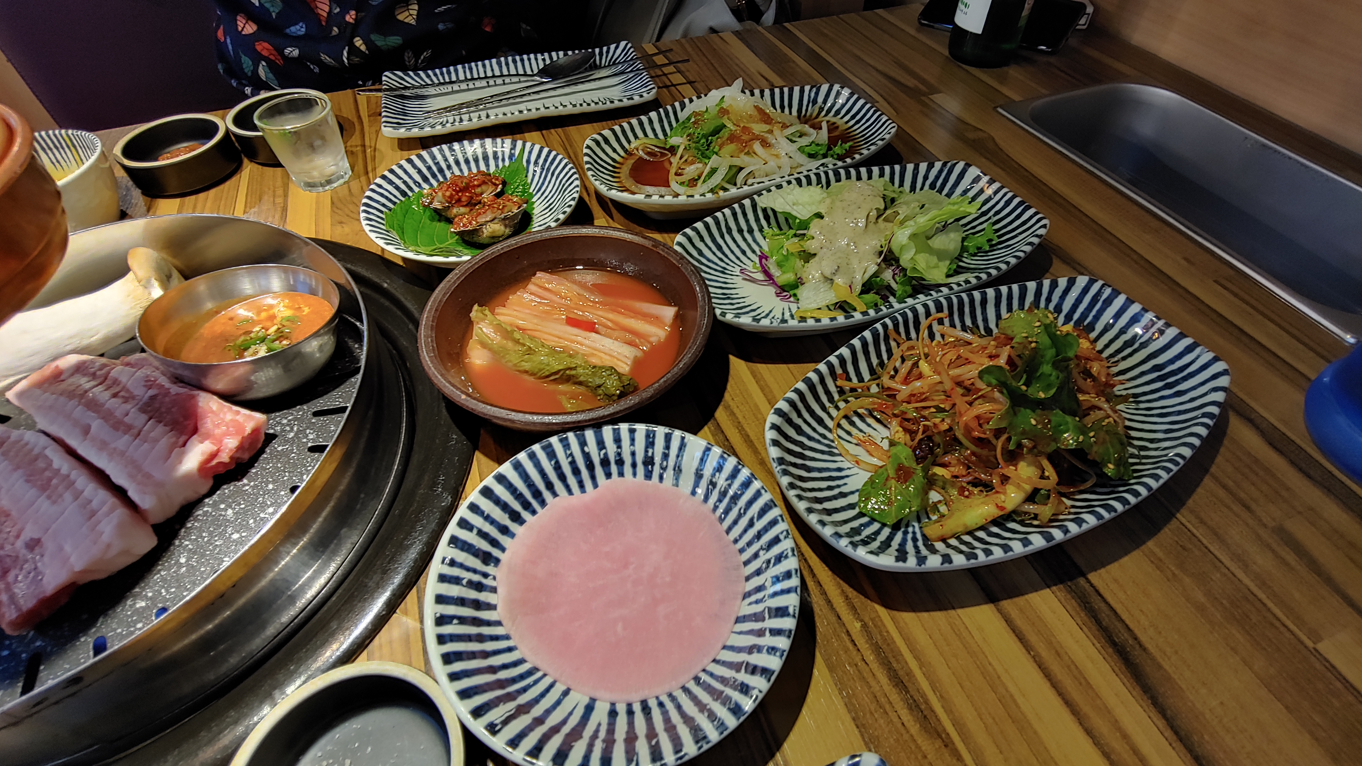  엄지 척! 손가락이 들리는 삼겹살과 다양한 반찬, 엄군고기