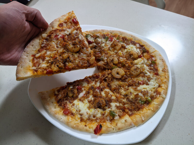조리 후 4등분한 피자 사진