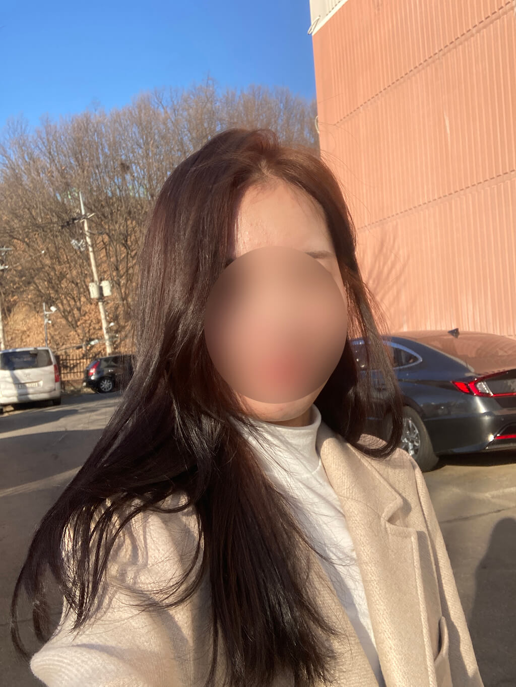 아파트-앞에서-셀카찍는-여자