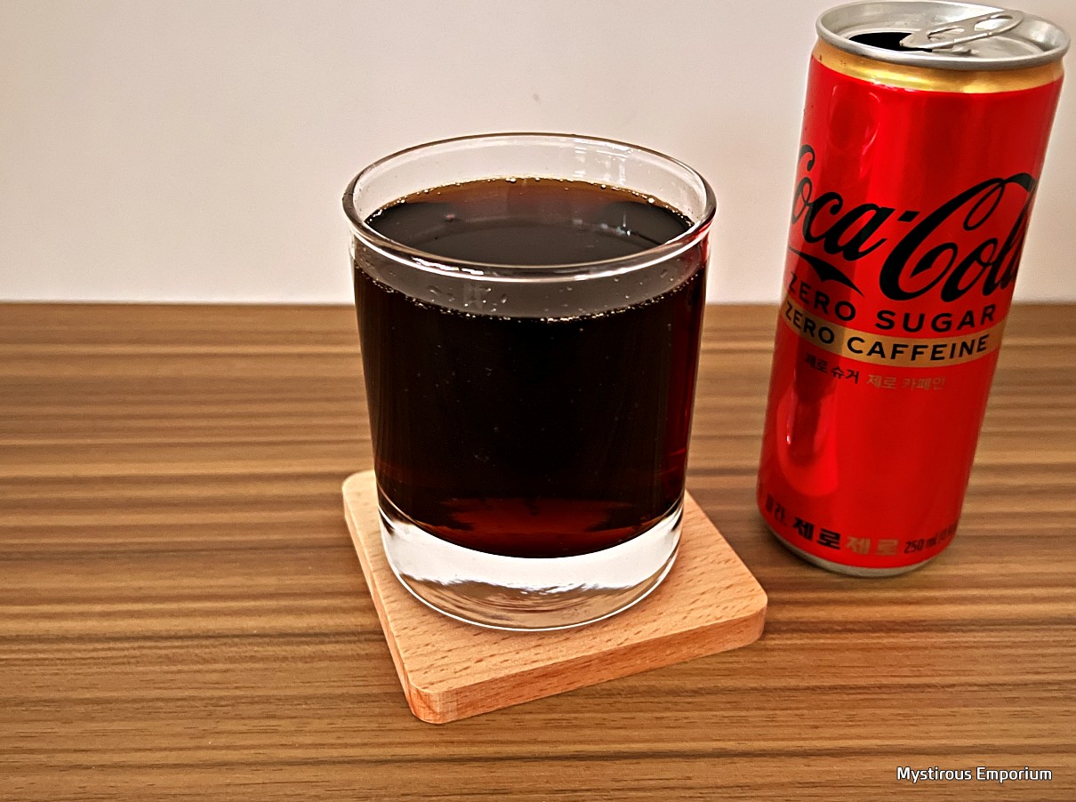 코카콜라 제로 제로 Coca Cola Zero Zero를 한잔 따라 놓은 사진