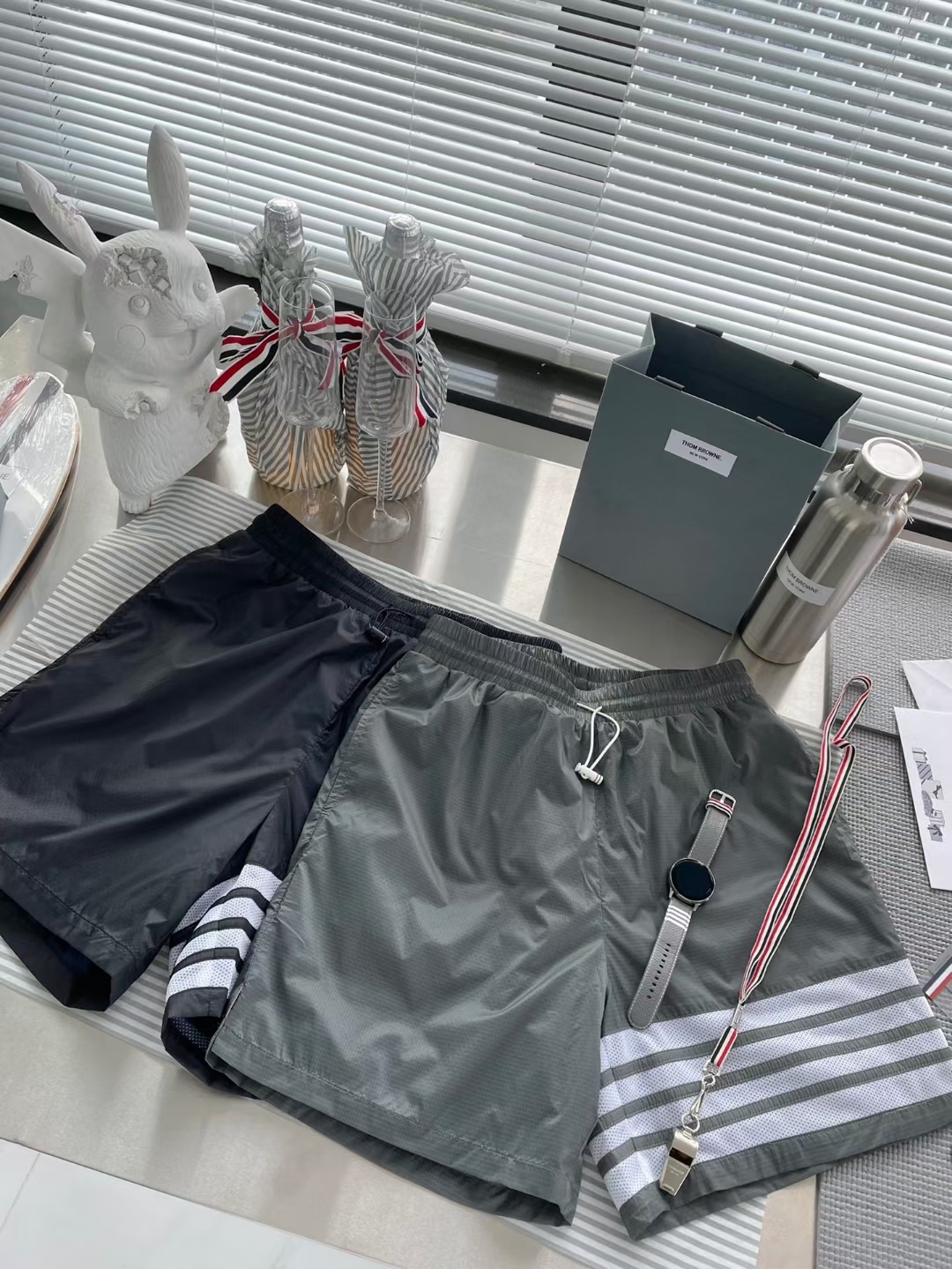  [THOM BROWNE] 톰브라운 사선 쇼츠 반바지 MJQ107A 06859 415 (2 COLOR)
