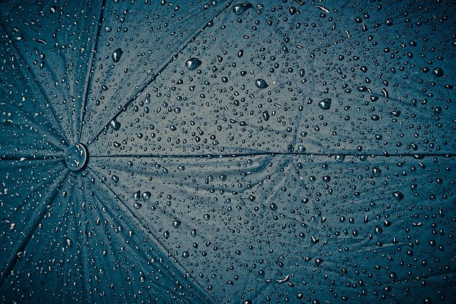 파란-우산에-맺힌-빗방울