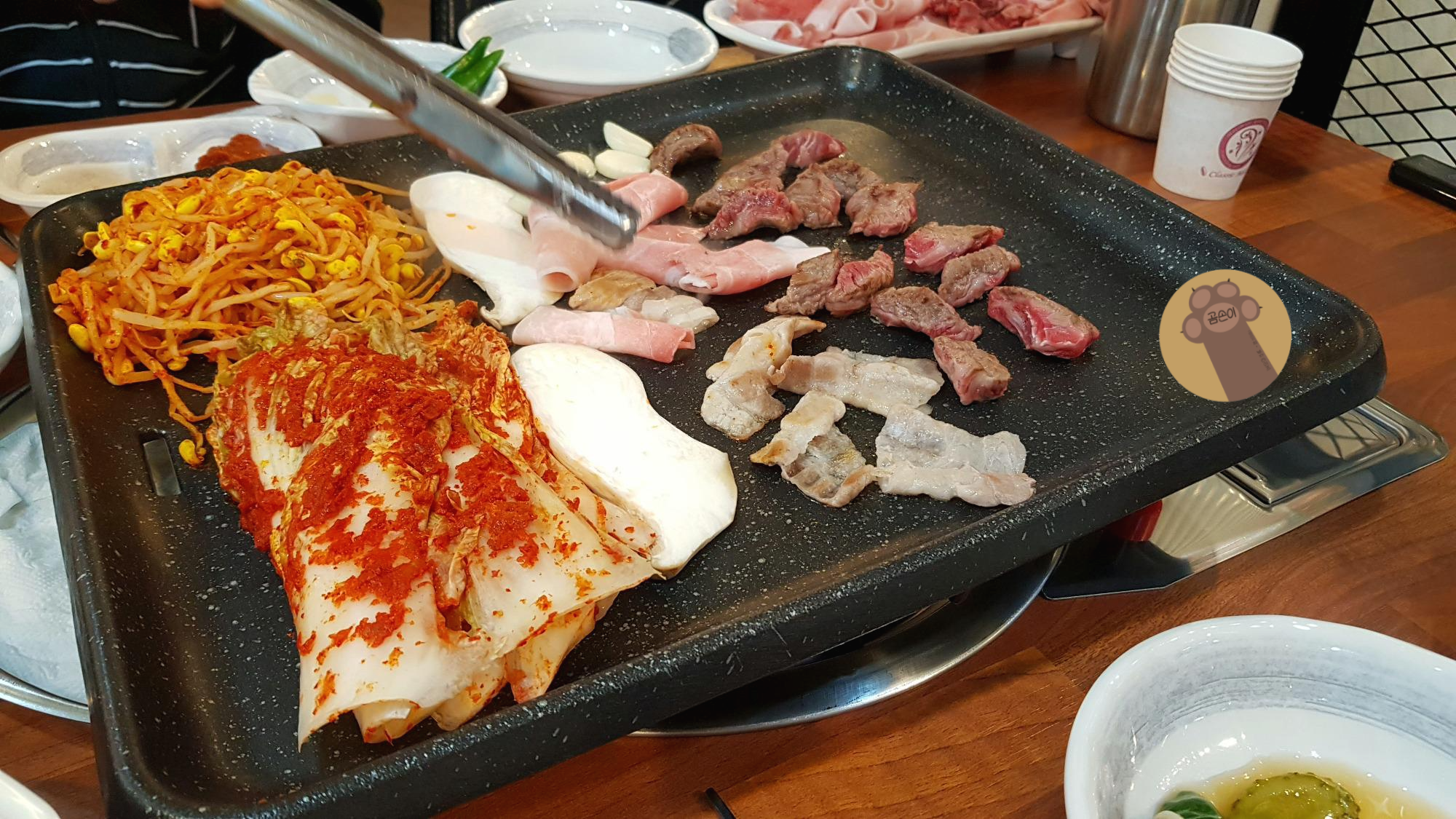  모듬 고기와 다양한 반찬을 함께 즐기는 가성비 맛집, 신흥부네 고깃집