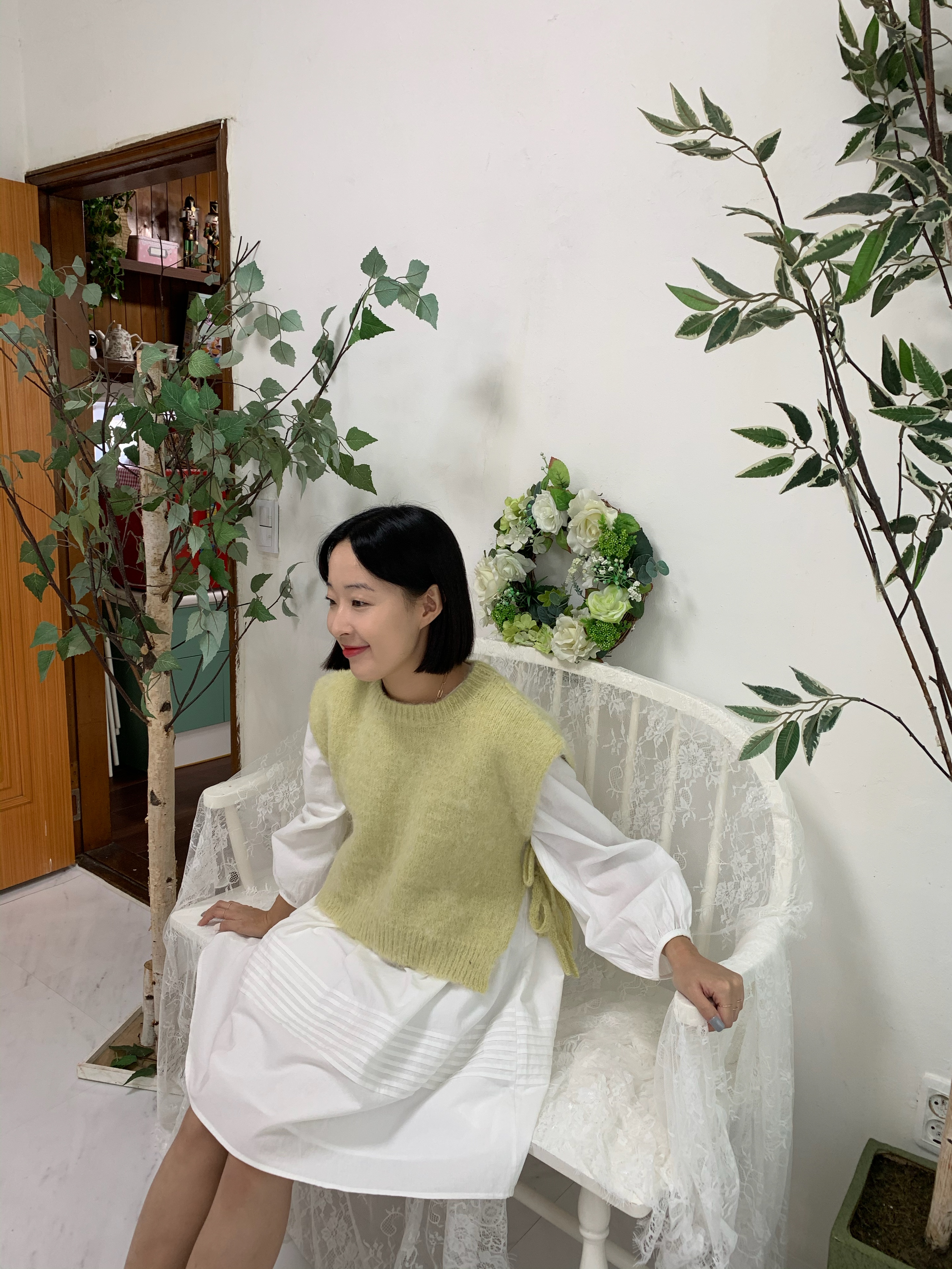  남자가 추천하는 데이트할 때 입기 좋은 여자 옷 소매벌룬 핀탁 미니원피스와 레몬 리본 베스트 코디