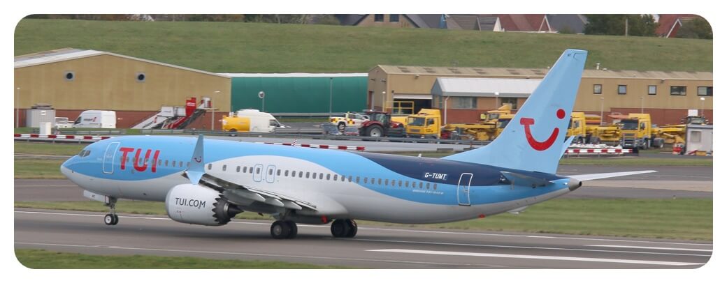 TUI 에어웨이즈 B737-8 MAX 비행기가 공항에 있는 모습을 찍은 사진