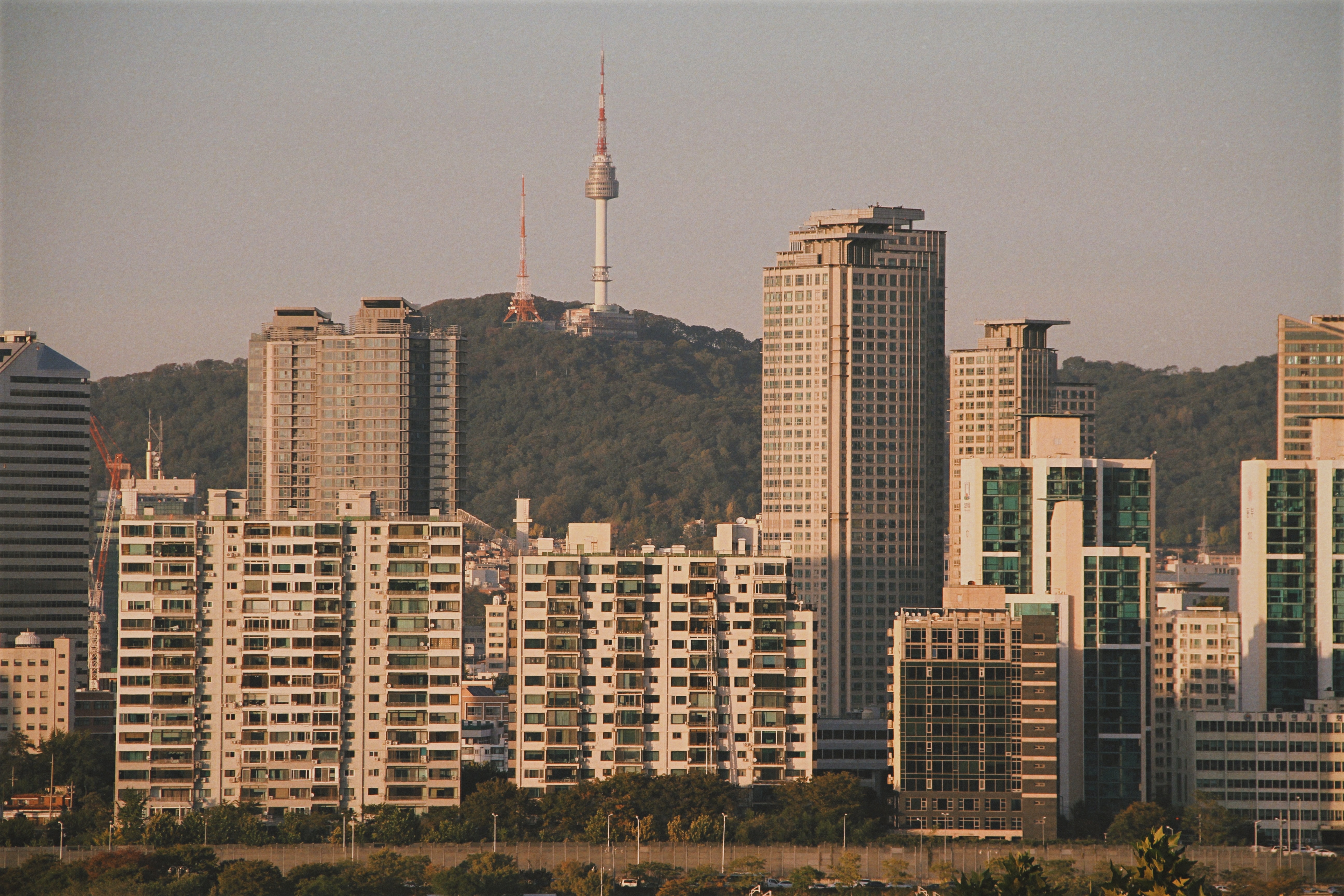 많은 아파트 단지들이 세워져있는 모습 사진2이다.