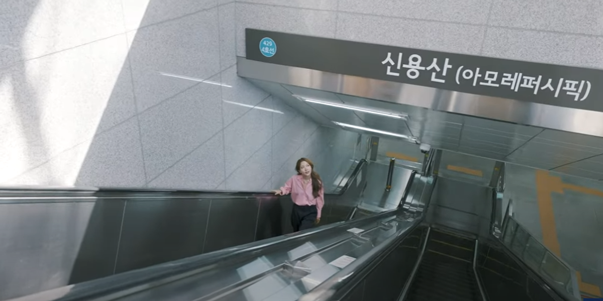 3. 인트로 신용산역 에스칼레이터 오르는 장면-사진