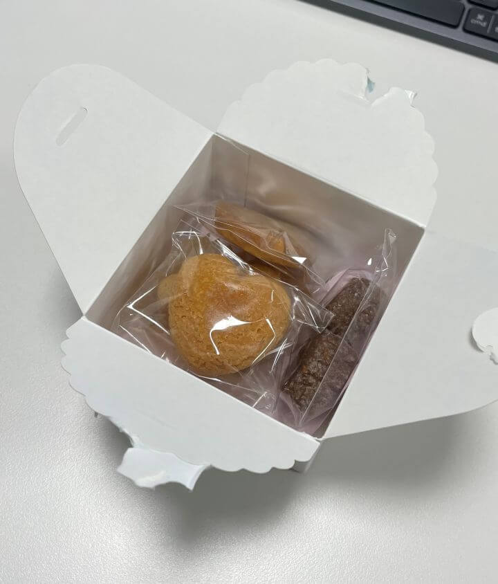 상자 속에 쿠키가 포장 되어 있다.