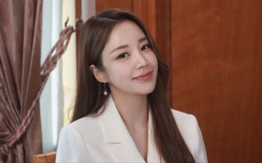  윤진이, 결혼 5개월 만에 딸 출산…"사랑 많은 아이로 키울 것"