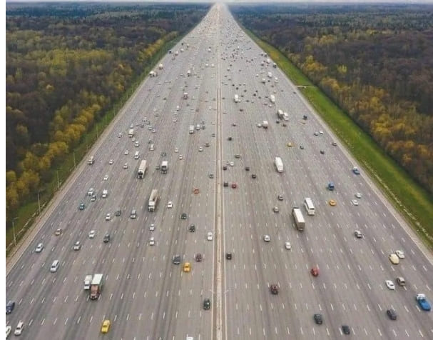 세계에서 가장 넓은 고속도로 VIDEO: World&#39;s widest highway