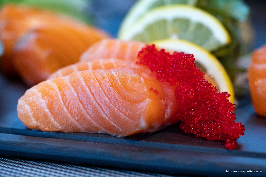눈건강에 좋은 음식 5가지를 소개해드립니다.연어&#44;참치&#44;고등어 물고기