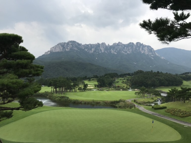  울산바위를 바라보는 샷으로 충분히 만족할만한 델피노CC 후기와 주변 맛집