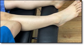 환자의 하퇴 외측면을 팔꿈치로 압박하고 있는 사진