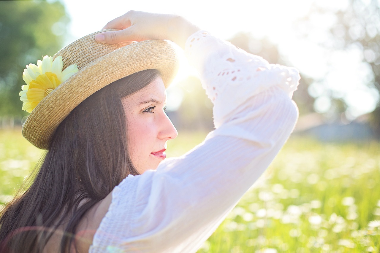 햇빛을 모자로 가리는 사진&#44; 햇빛 알레르기 사진
