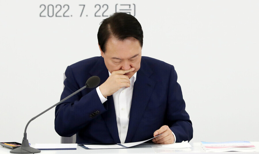  대통령실 "지지율 20%대 갈라" 위기감..'반전 카드'마저 막막
