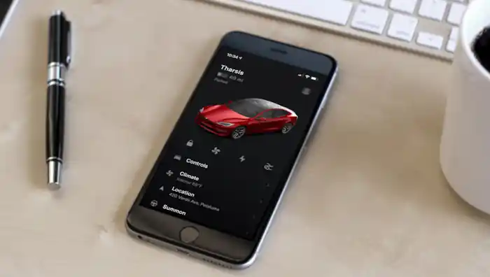 테슬라 앱에서의 모습. 앱을 통해 차량 및 실내 온도 조절 및 충전 한도를 설정하고 가까운 충전소까지 찾을 수 있다. (출처: 테슬라 공식 홈페이지)